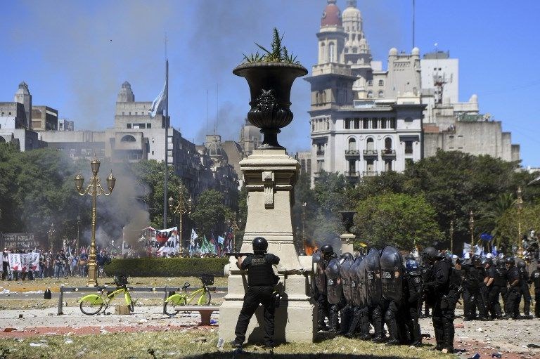 Arjantin'de maaş indirimi önerisi emeklileri ayaklandırdı - 6