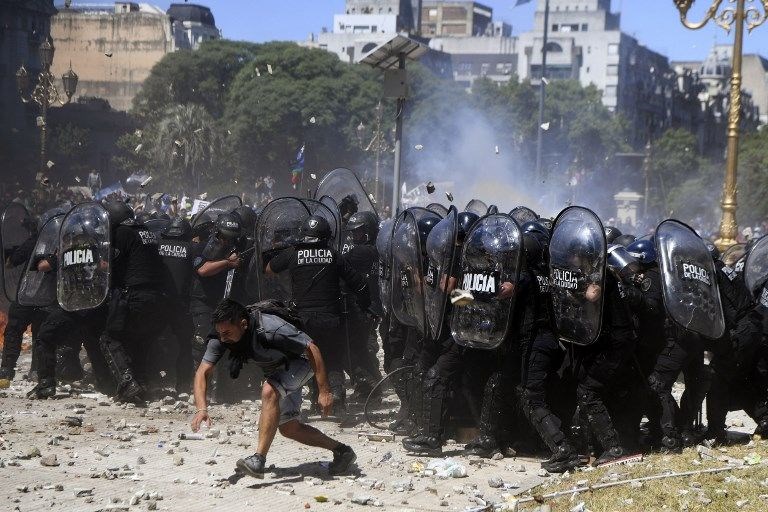 Arjantin'de maaş indirimi önerisi emeklileri ayaklandırdı - 9