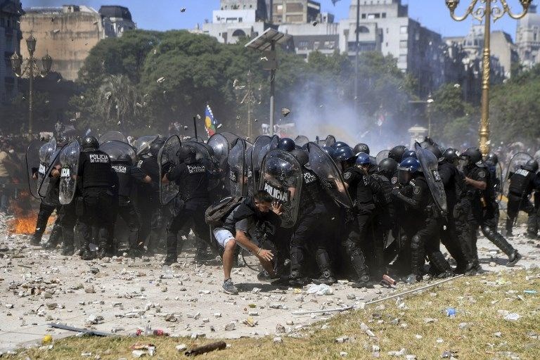 Arjantin'de maaş indirimi önerisi emeklileri ayaklandırdı - 14