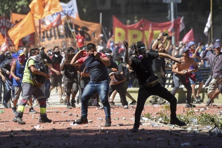 Arjantin'de maaş indirimi önerisi emeklileri ayaklandırdı - 15