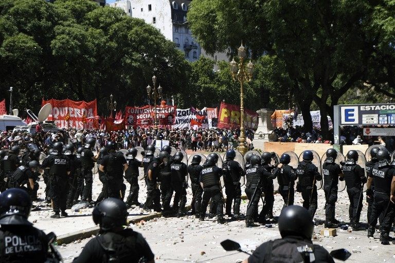 Arjantin'de maaş indirimi önerisi emeklileri ayaklandırdı - 16