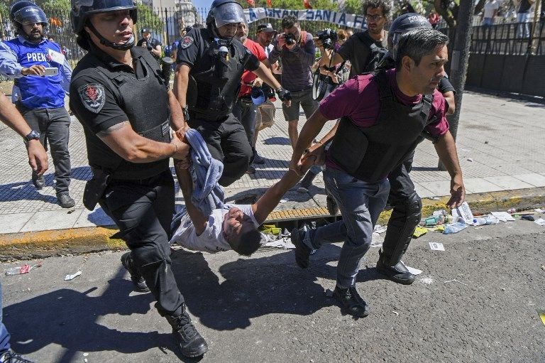 Arjantin'de maaş indirimi önerisi emeklileri ayaklandırdı - 19