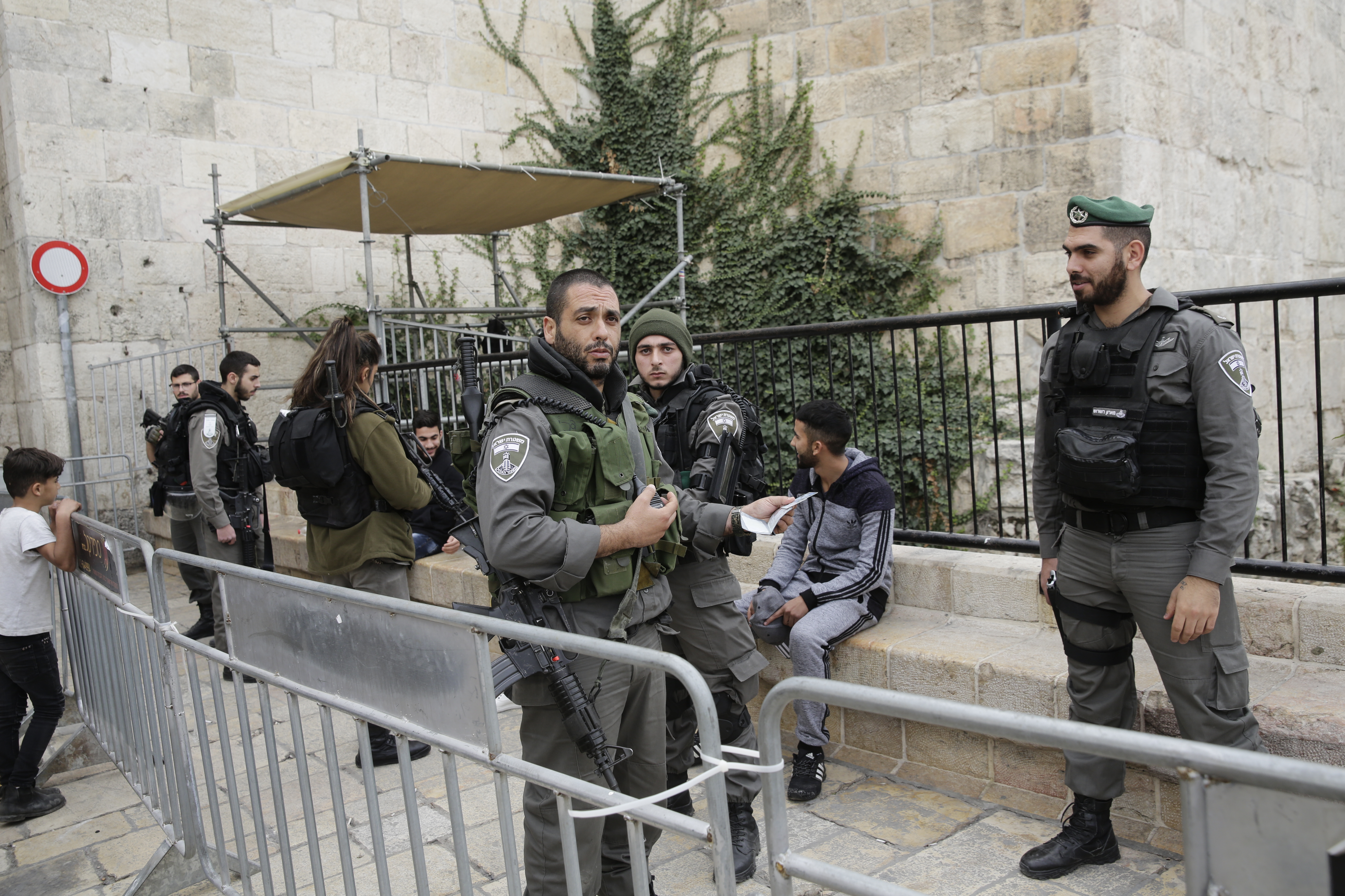 İsrail güçleri Kudüs'ün Amud kapısı önünde! - 0