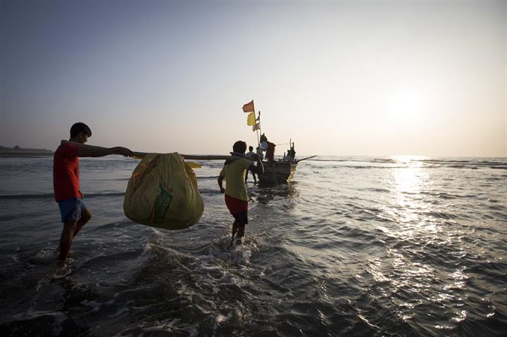 Bambudan tekneyle okyanusta ekmek kavgası - 1