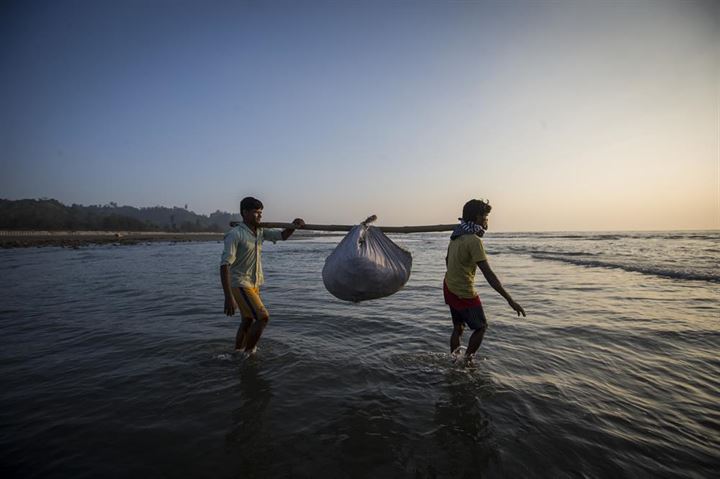 Bambudan tekneyle okyanusta ekmek kavgası - 13