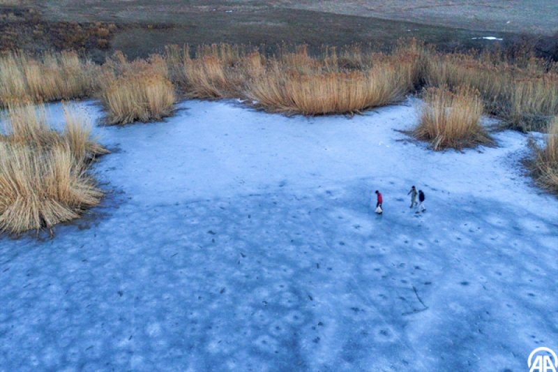 Buzun altında balık avı havadan görüntülendi - 0