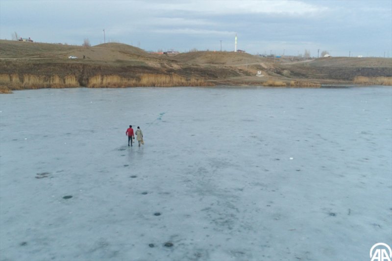 Buzun altında balık avı havadan görüntülendi - 0