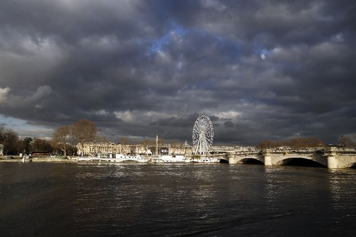 Paris’in sembolü Seine Nehri taştı! - 5