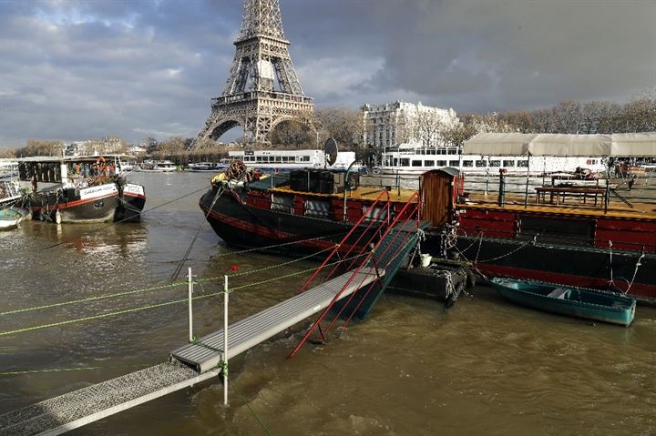 Paris’in sembolü Seine Nehri taştı! - 7