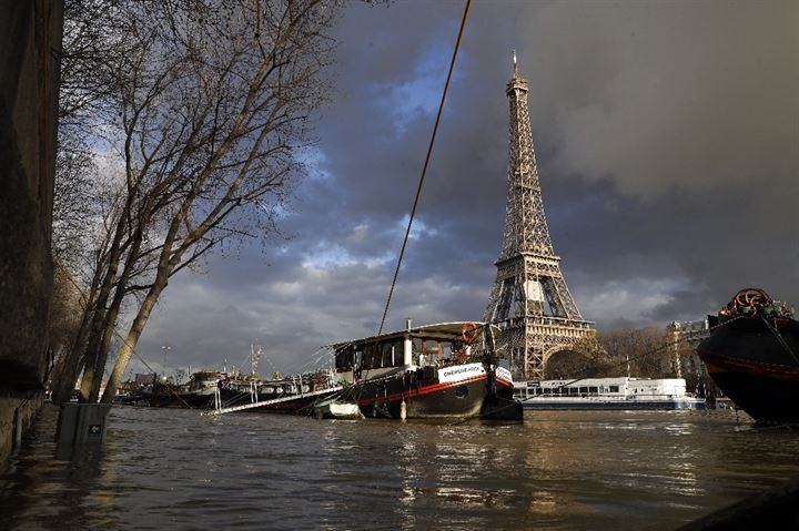 Paris’in sembolü Seine Nehri taştı! - 8