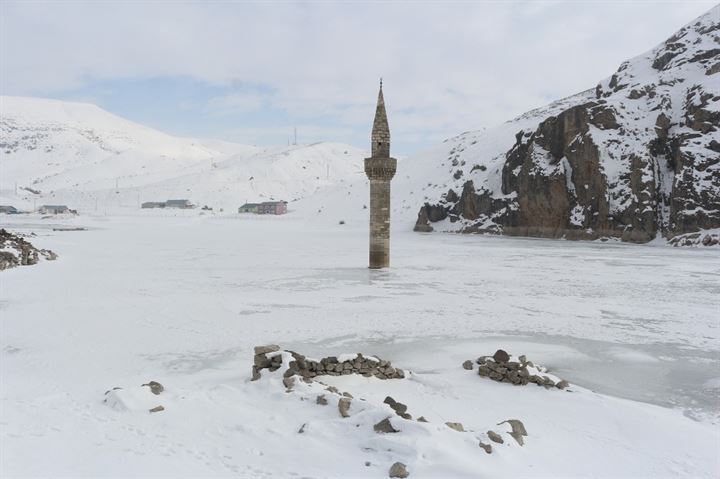 Buzlar arasında ayakta duran minare - 2