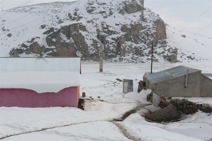 Buzlar arasında ayakta duran minare - 3