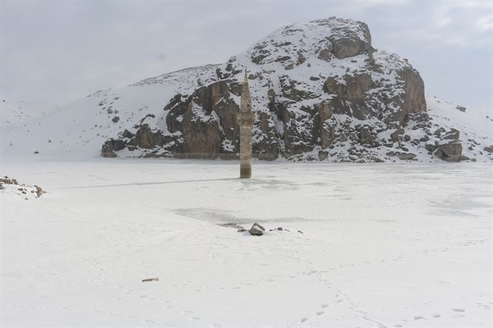 Buzlar arasında ayakta duran minare - 4