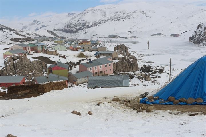 Buzlar arasında ayakta duran minare - 7