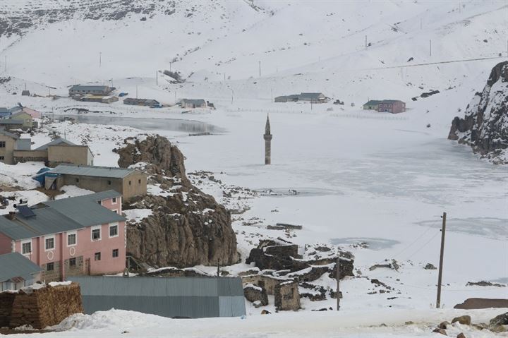 Buzlar arasında ayakta duran minare - 8