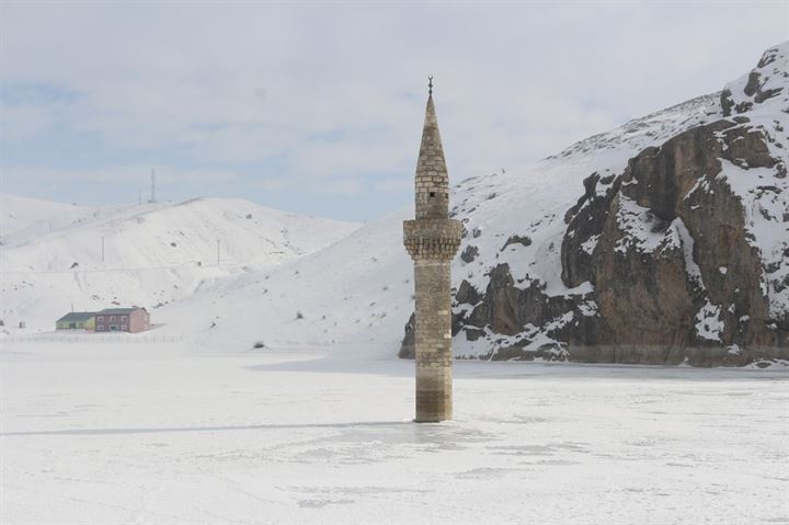 Buzlar arasında ayakta duran minare - 12