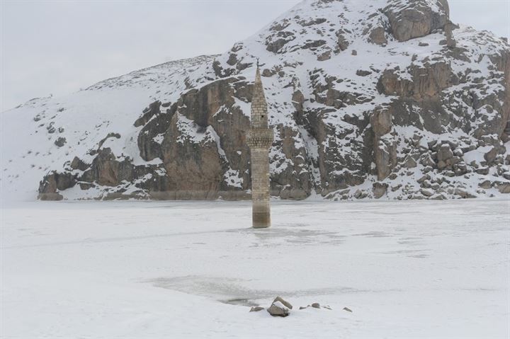 Buzlar arasında ayakta duran minare - 13