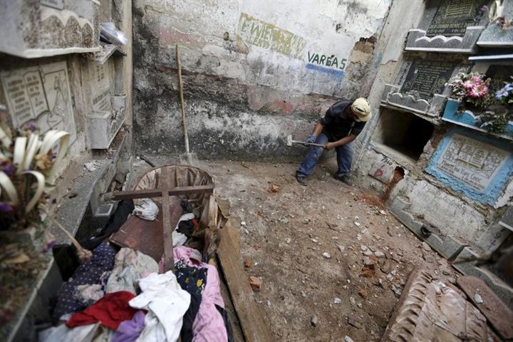 Kirasını ödemeyen ölüyü mezardan çıkarıyorlar - 1