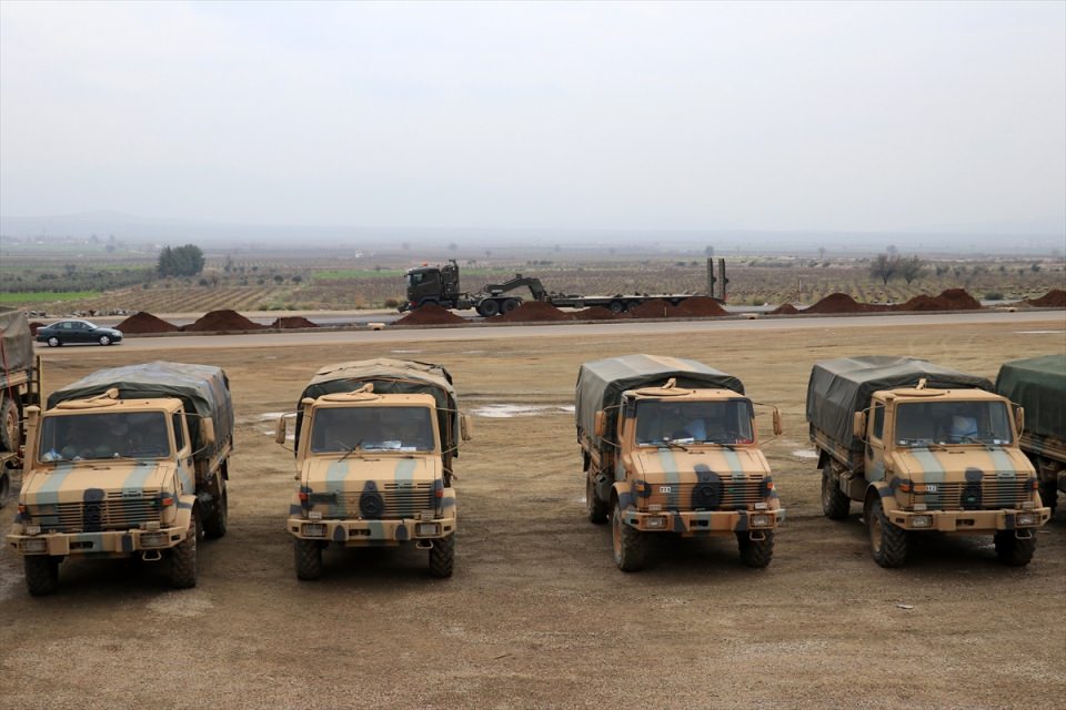 Sınır hattında askeri araç sevkiyatı devam ediyor - 16