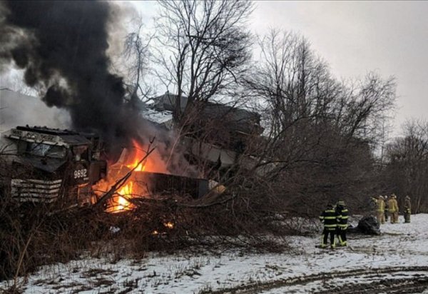 New York'ta yük treni raydan çıktı - 1