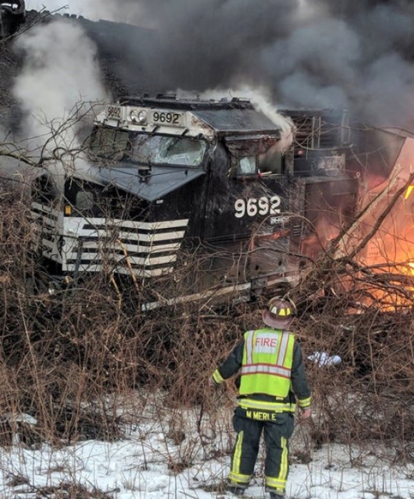 New York'ta yük treni raydan çıktı - 6