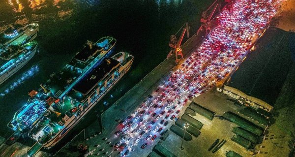 Çin'de feribot kuyruğu - 0