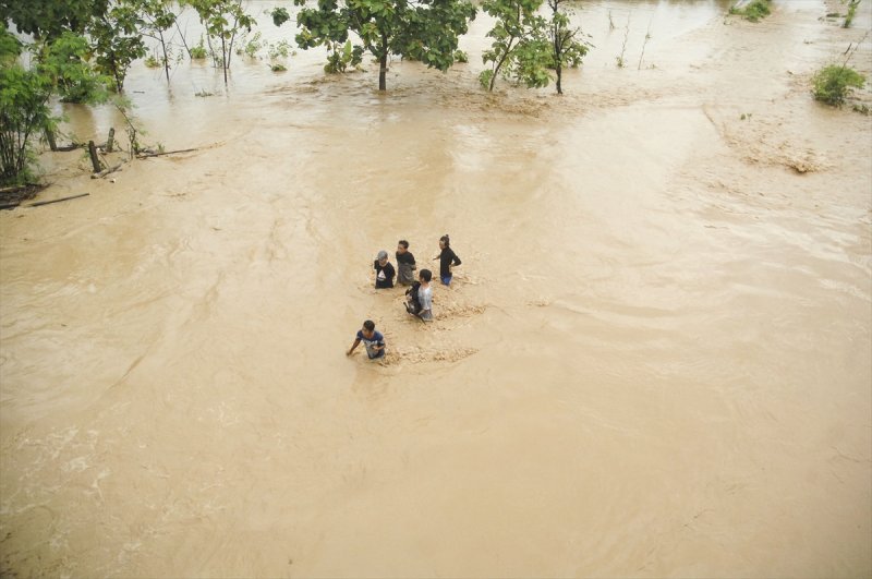 Endonezya'da şiddetli yağışlar hayatı felç etti - 0