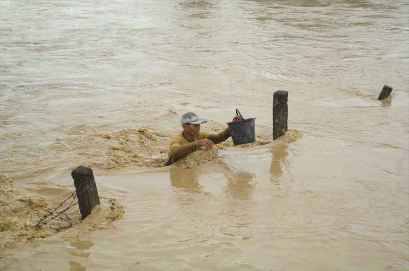 Endonezya'da şiddetli yağışlar hayatı felç etti - 0