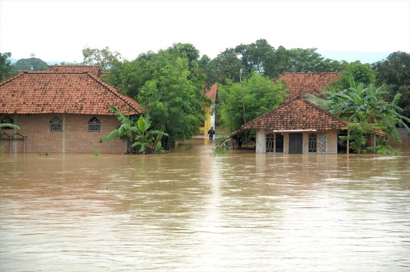 Endonezya'da şiddetli yağışlar hayatı felç etti - 0