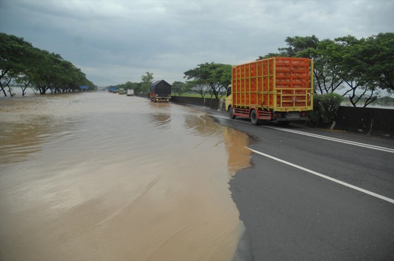 Endonezya'da şiddetli yağışlar hayatı felç etti - 0