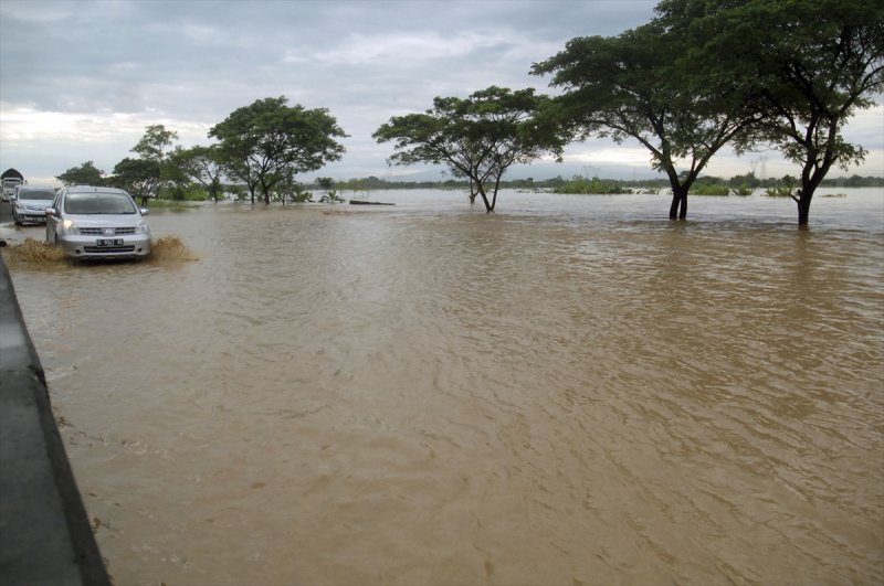 Endonezya'da şiddetli yağışlar hayatı felç etti - 0