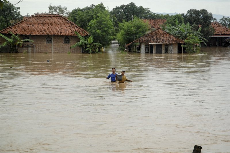 Endonezya'da şiddetli yağışlar hayatı felç etti - 0