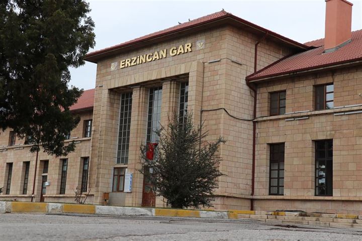 Depremlerin yıkamadığı yapı: Erzincan Tren Garı - 1