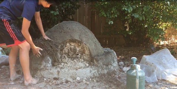 Evinin bahçesine kendi fırınını yaptı - 15