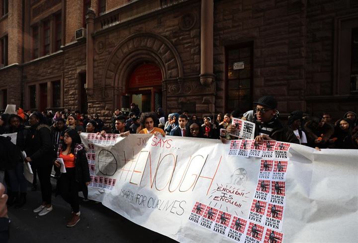 ABD'de binlerce öğrenciden Trump'a silah protestosu - 1