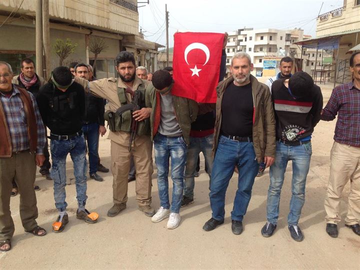 Afrinliler yakaladıkları 3 PKK/YPG'liyi Mehmetçik'e böyle teslim etti - 3