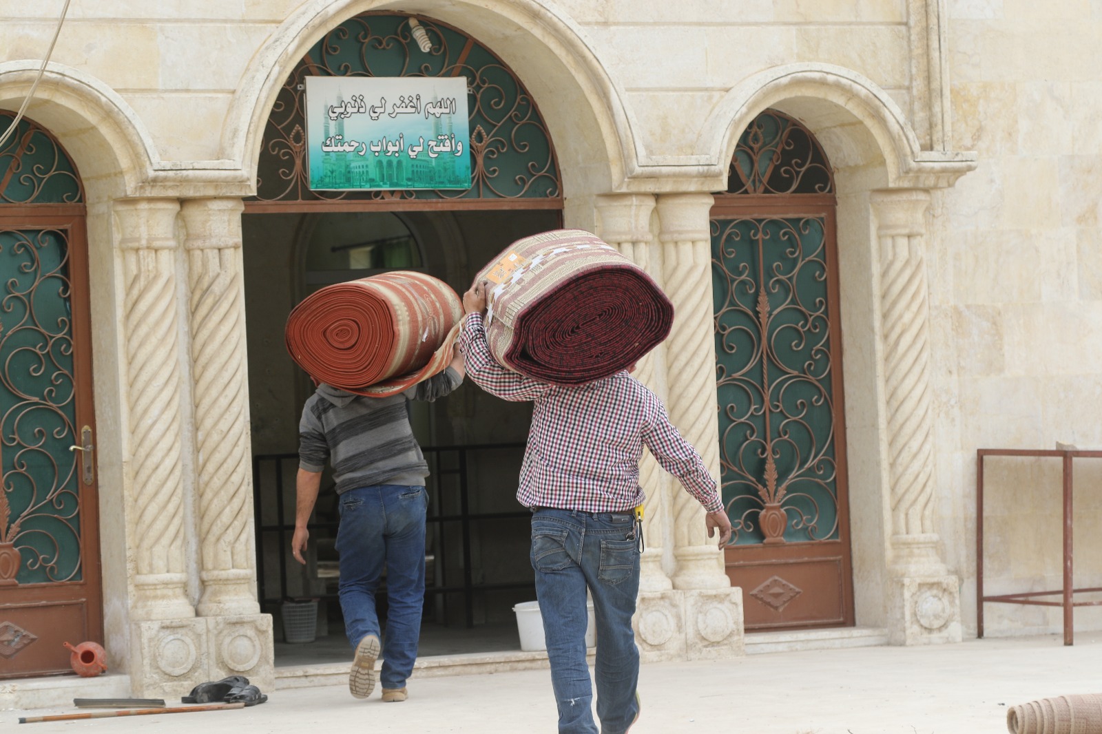 İHH, Afrin merkezdeki Usame bin Reşid camisinin halılarını yeniledi - 0