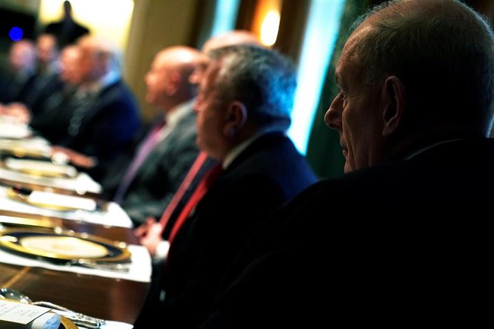 Trump Suudilere sattığı silahları karton panoda gösterdi - 4