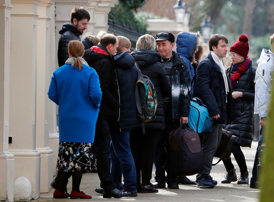 Rus diplomatlar İngiltere'den ayrıldı - 0