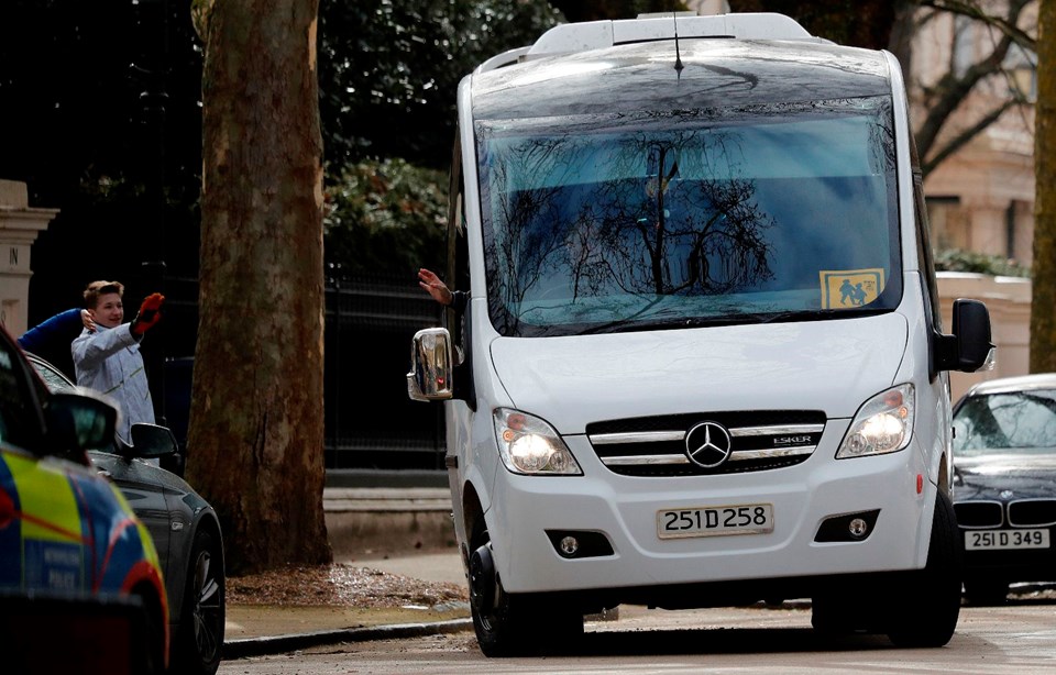 Rus diplomatlar İngiltere'den ayrıldı - 0