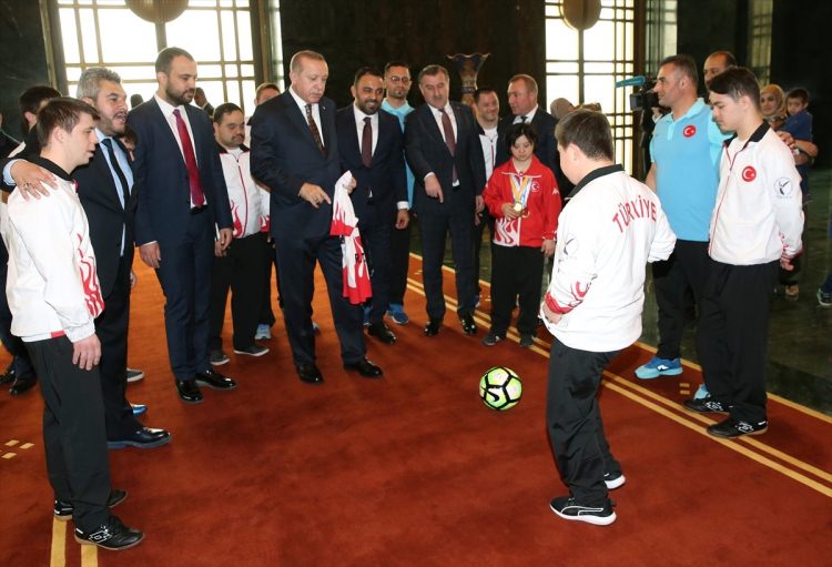 Cumhurbaşkanı Erdoğan down sendromlu sporcuları kabul etti - 2