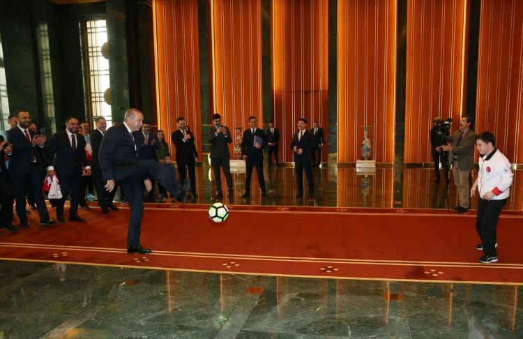 Cumhurbaşkanı Erdoğan down sendromlu sporcuları kabul etti - 5