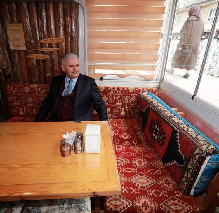 Başbakan Yıldırım berberde bir vatandaşı tıraş etti - 1