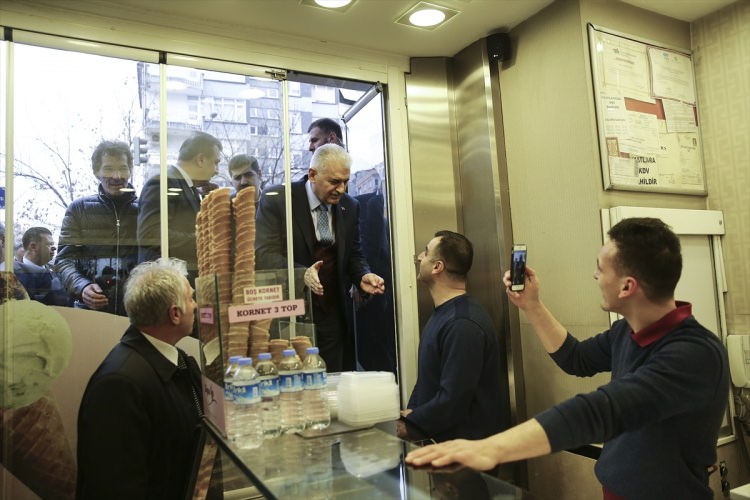 Başbakan Yıldırım berberde bir vatandaşı tıraş etti - 2