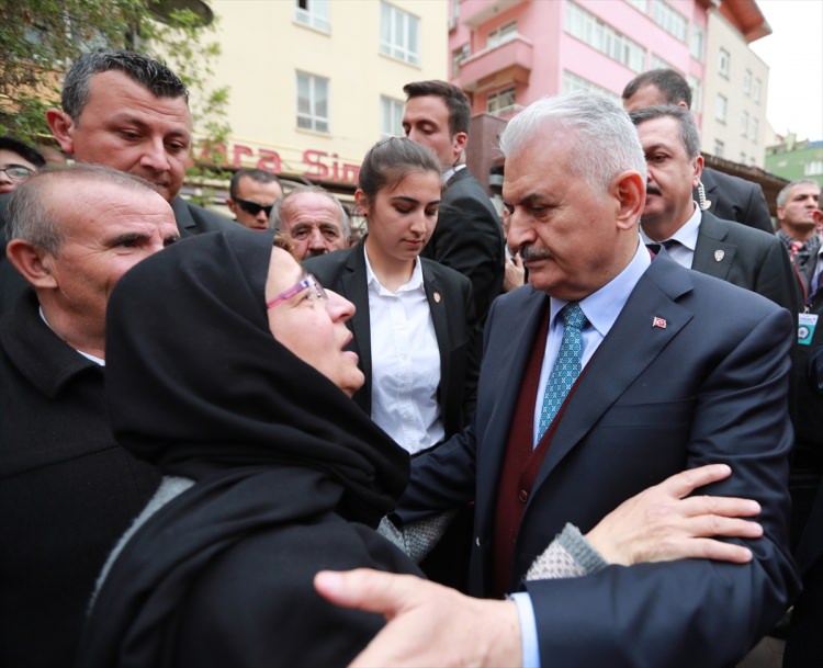 Başbakan Yıldırım berberde bir vatandaşı tıraş etti - 3