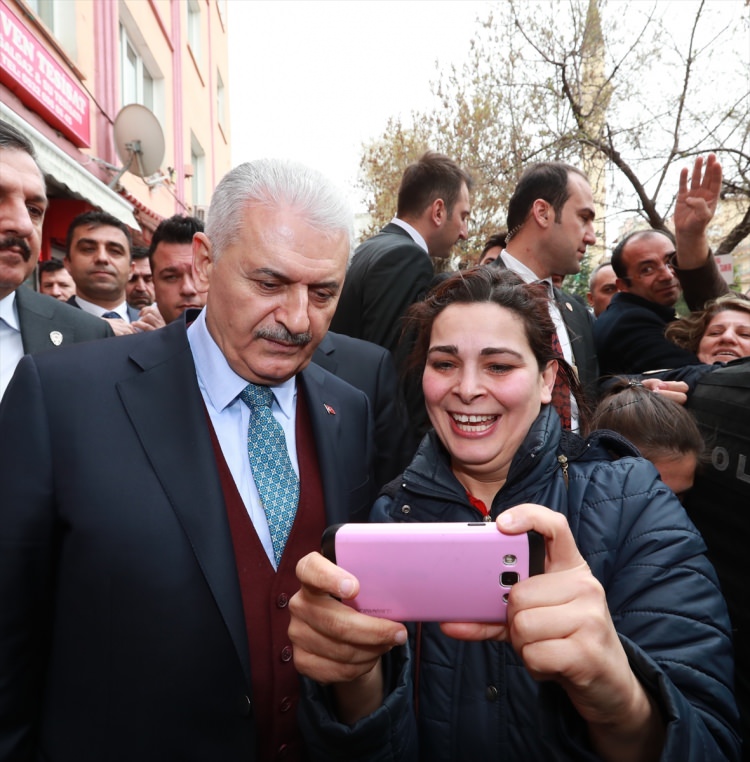 Başbakan Yıldırım berberde bir vatandaşı tıraş etti - 4