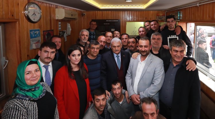 Başbakan Yıldırım berberde bir vatandaşı tıraş etti - 5