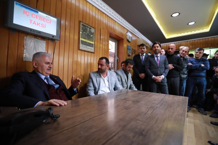 Başbakan Yıldırım berberde bir vatandaşı tıraş etti - 6