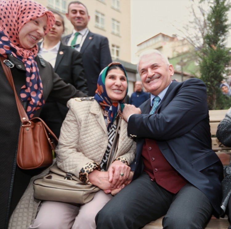 Başbakan Yıldırım berberde bir vatandaşı tıraş etti - 7