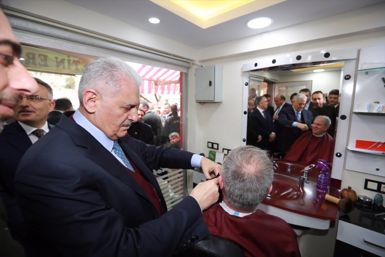 Başbakan Yıldırım berberde bir vatandaşı tıraş etti - 11